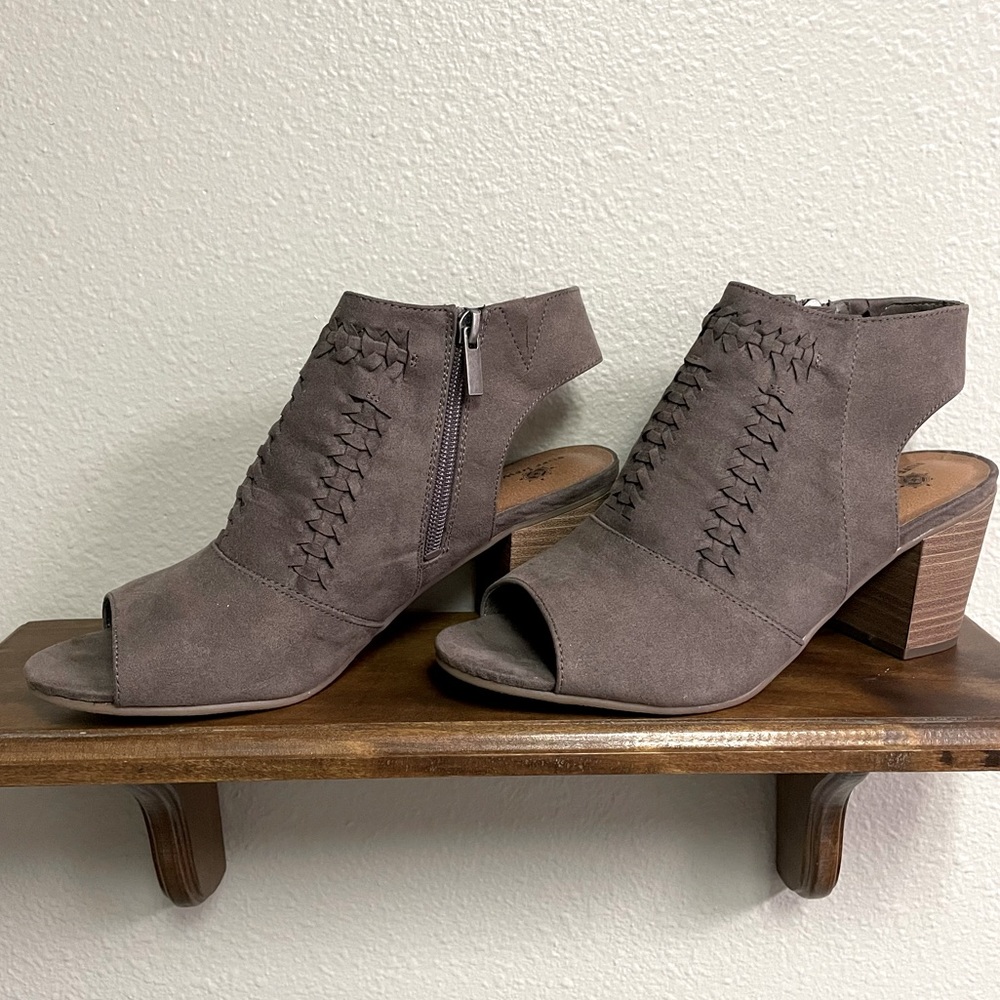 RUFF HEWN Gray Suede-like Heeled Toeless Booties 9M